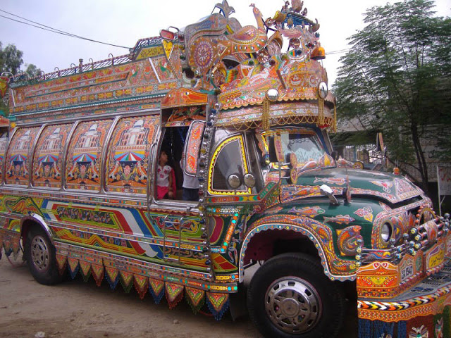 تحف فنية عملاقة... فـن تـزيـيـن البـاصـات وسـيـارات الـنـقـل فـي البـاكـسـتـان Decorative-pakistan-truck-art-9