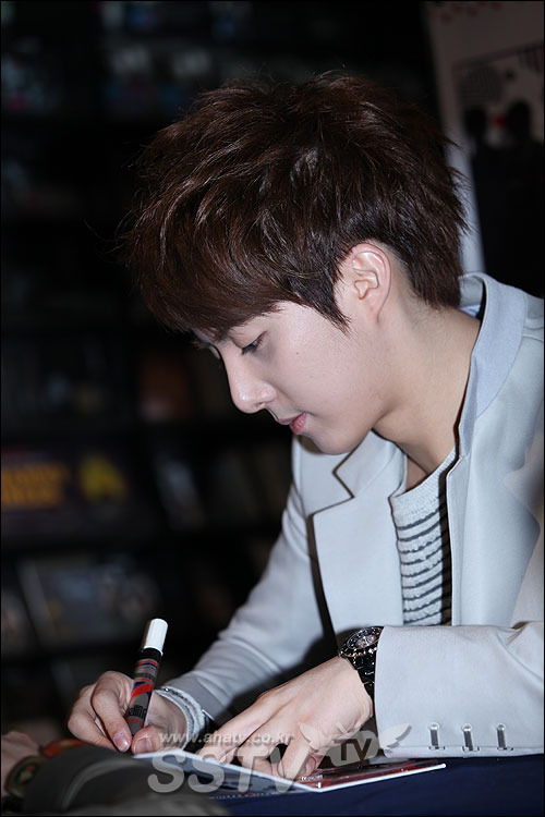 Kim Hyung Jun Comeback Stage @ Music Core + Fansigning Event  256477038