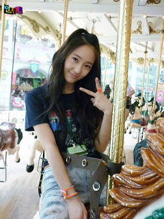 hate me  but be by my side ( my fanfic ) - صفحة 2 Krystal-merry-go-round-f-x-9679983-450-600