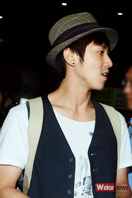 [28.07]Kim Hyun Joong & TVXQ quittent le japon [Photos] 20110728_yunho_tvxq_airport_2