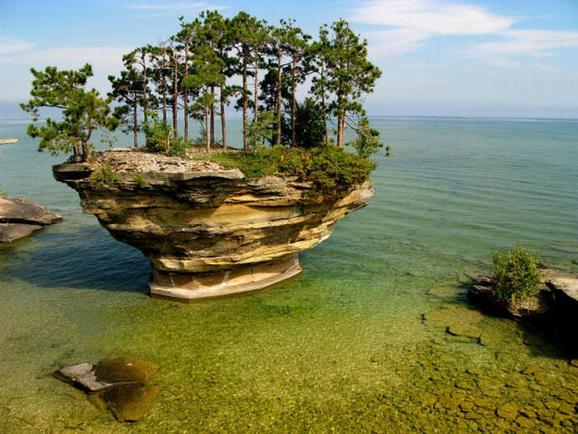 تخيل أنك تعيش هناك Beautiful_turnip_rock_lake_huron1