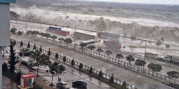 Turquie: La tempête qui a touché la mer Noire la semaine dernière a créé des vagues terrifiantes provoquant même un tsunami dans la ville de Giresun.  Turquie%2Btsunami%2BGiresun