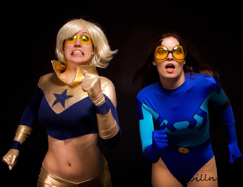 [TEMPORADA 1] CLASH OF SUPERHEROES - Parte 1 - - Página 11 Cosplay-Blue-Beetle-Booster-Gold-Gender-Bend