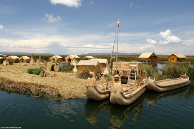 جزر القصب================ Floating-islands-lake-titicaca2-550x366