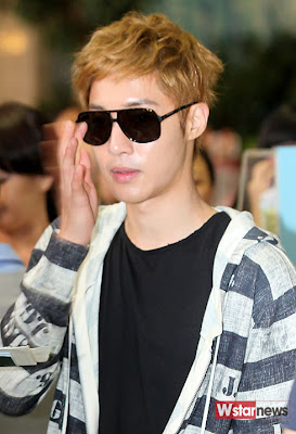 [28.07]Kim Hyun Joong & TVXQ quittent le japon [Photos] 20110728_hyunjoong_airport_2