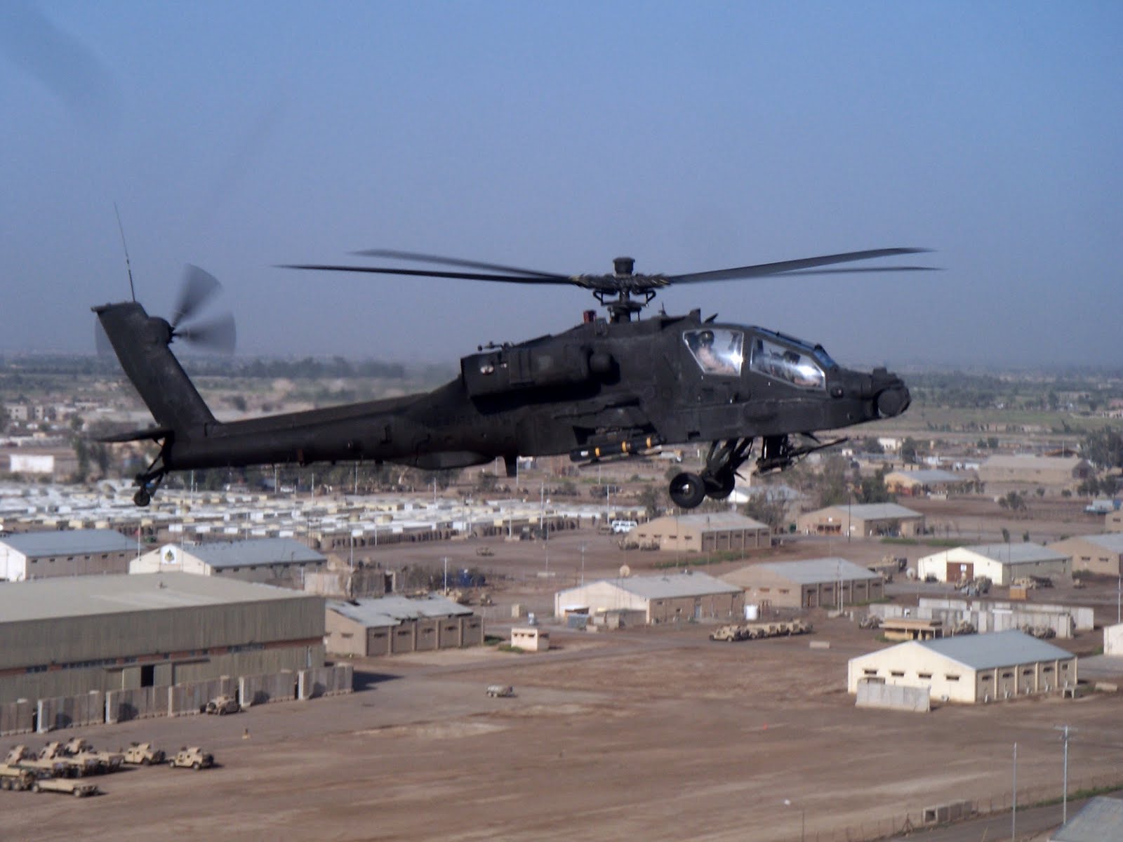 "عمليات الإسناد الجوي القريب ...طائرات وخيارات متنوعة" AH-64D%2BLongbow%2BApache%2Bover%2BTaji%252C%2BIraq%2B2006