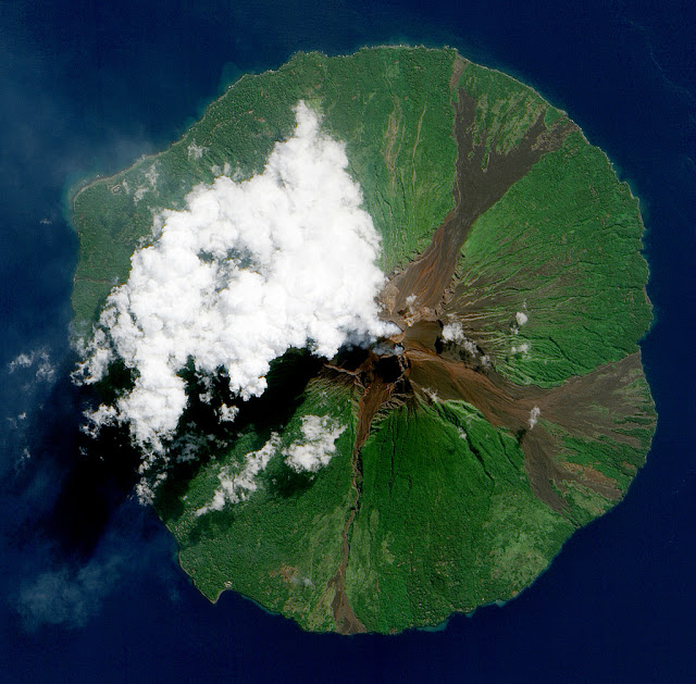 Volcano Uptick: Manam Volcano Erupts in Papua New Guinea and the colossus Le Piton de la Fournaise... Reunion island eruption is imminent  4712104280_b2fb510759_b