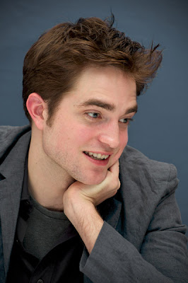 5 Abril - Fotos de Rob en HQ de la conferencia de prensa de WFE + Fotos con Tai. Pattinsonlife-wfe-41-13