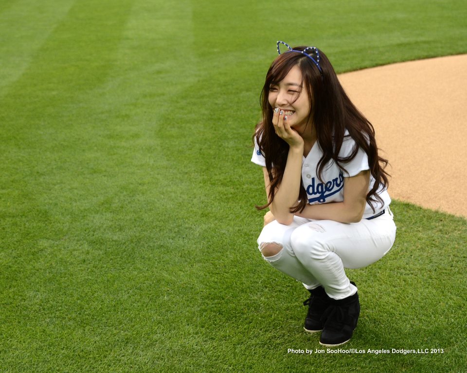 (PICS+VIDEOS) Tiffany primer lanzamiento en el estadio de los Dodgers 130507sm5