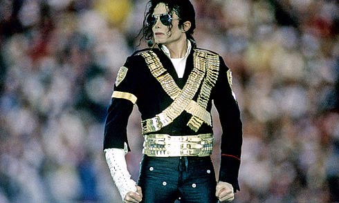 [SONDAGGIO] Votiamo Michael per la migliore esibizione nell'intervallo del SuperBowl. Michael-jackson-motionless-statue-stance-superbowl-sunglasses