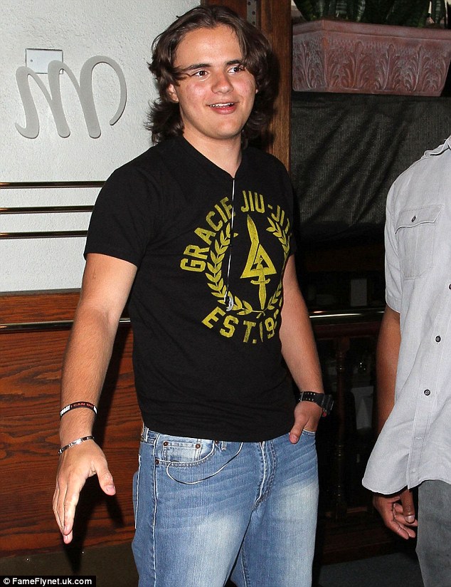 Prince Jackson leva a namorada Remi em outro jantar romântico Article-0-1A22E3D4000005DC-665_634x824