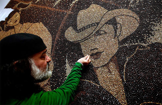 مليون حبة قهوة لرسم لوحة من الفسيفساء One-million-coffee-beans-mosaic