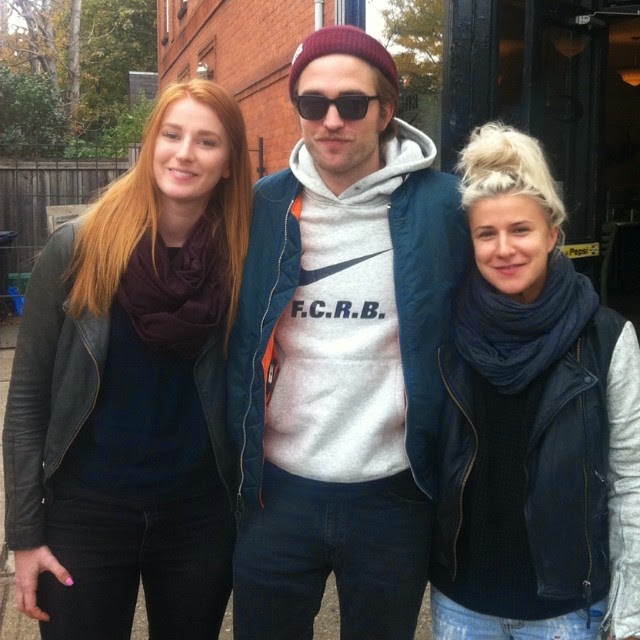 20 Octubre - Nuevas fotos de Rob con fans en Toronto hoy!!! 10725137_638761712896025_406190876_n