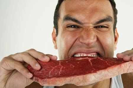  5 أشياء تجعل رائحتك سيئة  Man_with_meat2