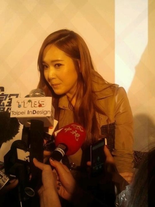 [PICS][26.4.2012] Jessica - Burberry Event  Tumblr_m339kuy1UV1qb1285o1_500