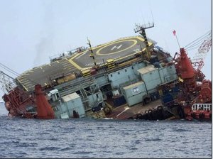 13/04/2011...Mexique, une plateforme pétrolière s’effondre dans le golf du Mexique Platform