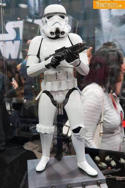 [Hot Toys] Star wars - Stormtrooper - 1/4 scale Hot-toys-sdcc-2015-31