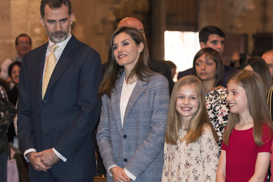 LA FAMILIA REAL ASISTE A LA MISA DEL DOMINGO DE PASCUA 2017 - Página 4 Messe-Paques-Felipe-Letizia-Sofia-10