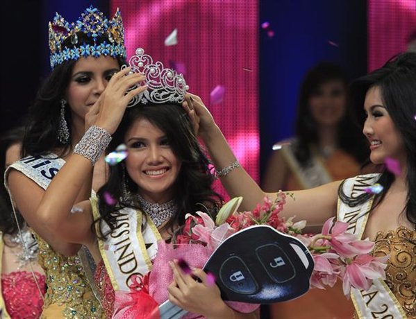 Tổng hợp thí sinh Miss World 2012. BXH ai là người đẹp nhất. - Page 2 Indonesia%2B-%2BIInes%2BPutri%2BTjiptadi%2BChandra