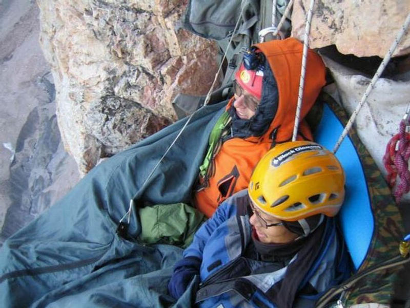  كيف يبيت متسلقو الجبال ليلتهم .. جنون حقيقي  How Climbers Spend Night on The Cliff  crazy stuff  228145%252Cxcitefun-how-climbers-spend-night-on-the-cliff-11