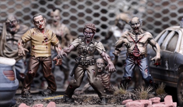 Walking dead : le jeu de figs !! TWD-zombies02-urban-cropped05-600x352