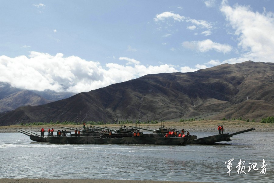 CHINE : Reportage sur un exercice de franchissement par l'armée chinoise au Tibet 1343856709_11874