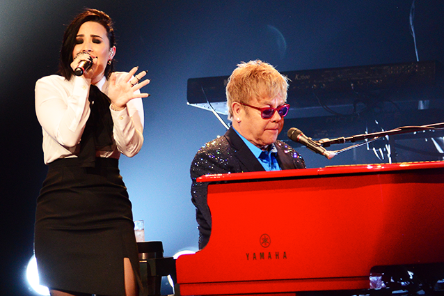 Elton John califica de "desafortunado" el dueto con Demi Lovato 2016-01-28-elton-john-demi-lovato-splash-news