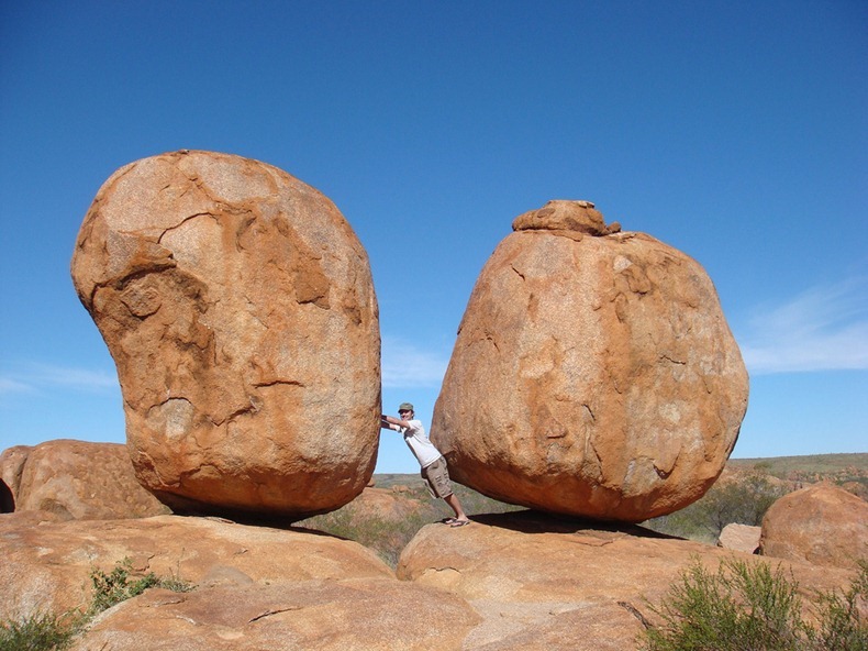 Outstanding rocks صخور معلقة Devils-marbles2%255B2%255D