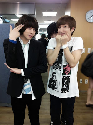 [18.08]Leeteuk et Heechul prennent une photo ensemble  285862_219951241390291_213749268677155_653830_8298154_o