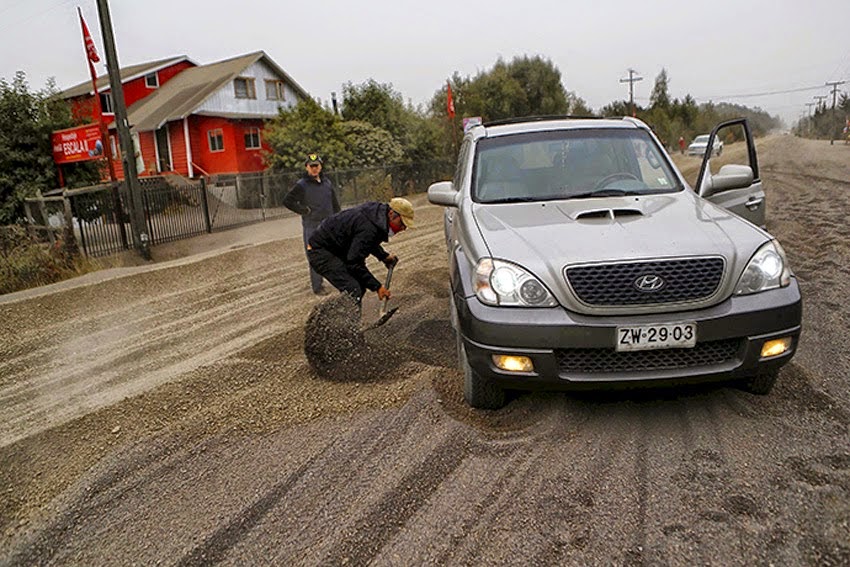 Chili: paysages de cendres post-apocalyptiques aprés l'éruption du volcan Calbuco, elles atteignent même les pays voisins Calbuco_apocalyptic_ashfall05