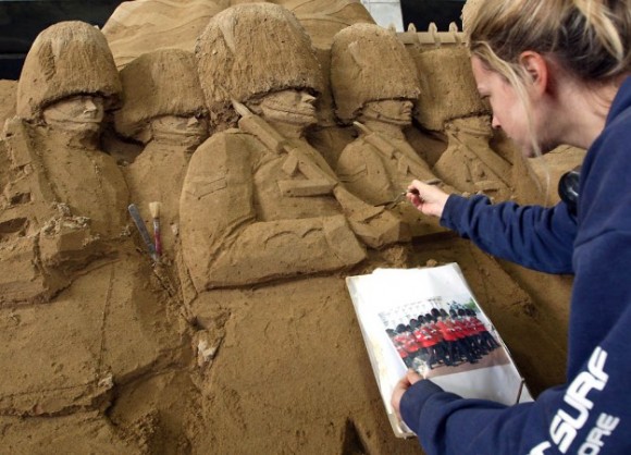 من أغرب متاحف العالم: تاريخ بريطانيا بالرمال ! Museum-sand-sculpture-012