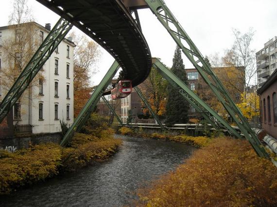 மின்சார வாகணம்  Hanging-trains-in-germany09