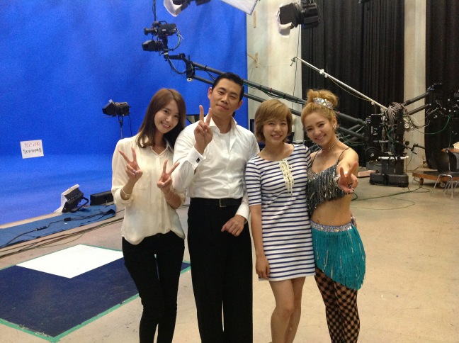 {120608} Hyoyeon, Sunny & Yoona Picture with Park Ji Woo @ DWTS 2 Backstage. 120608sunnyhyoyoon