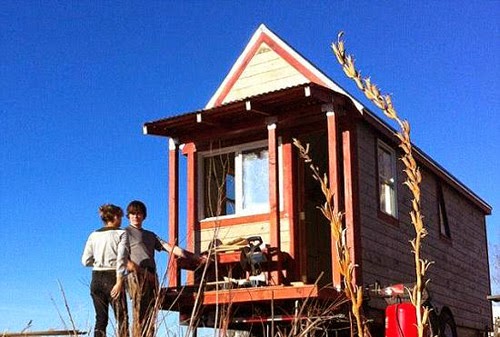 زوجان يبنيان منزل صغير بمساحة 12 متر فقط Tinyhome-21