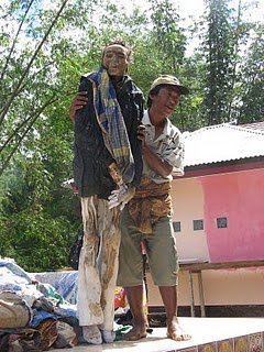 Mengintip Ritual Membersihkan Jenazah Suku Toraja 26879_1195539943569_1680593833_384332_3967715_n