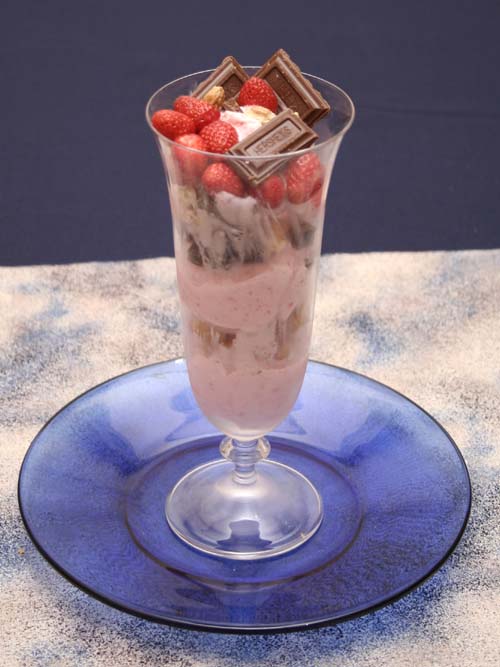 مقهى رأأئع .اهلاً وسهلاً بكم (^_^) - صفحة 2 Strawberry-ice-cream-chocolate-chunks