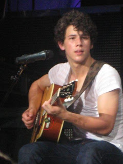 3 jonas, 2 amores una descicion (Romantic) - Página 10 Nick_jonas_guitarra1