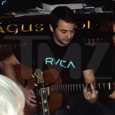 [FOTOS] Christina y  Matt Rutler en un Bar de Newport Beach 28/11/10 Matt_rutlet_christina_aguilera_thanksgiving_holiday_bar_photos_01_0004_Layer_8_full