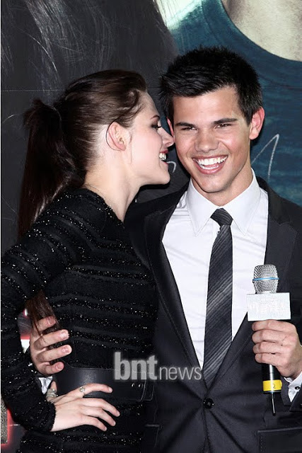 Kristen Stewart And Taylor Lautner at Fan Event in Korea Korean25