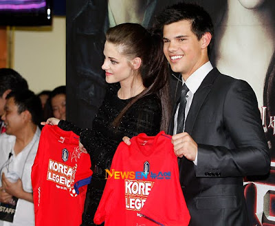 Kristen Stewart And Taylor Lautner at Fan Event in Korea Korean38