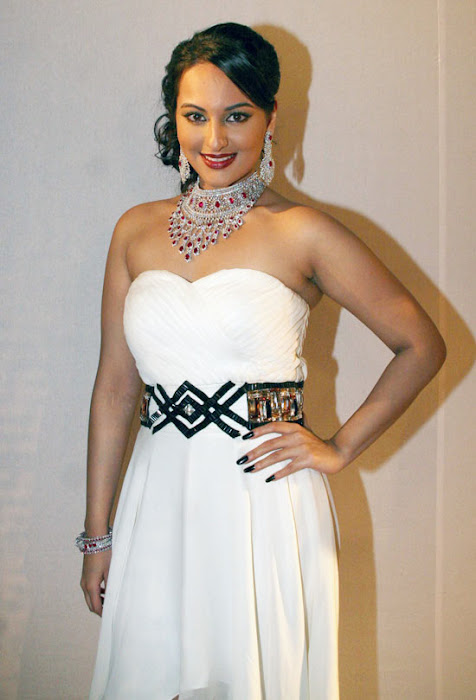 Sonakshi Sinha on Ramp Walk @ Rat HDIL Pics - N/W  Sonakshi-Sinha-On-Ramp-At-HDIL-3