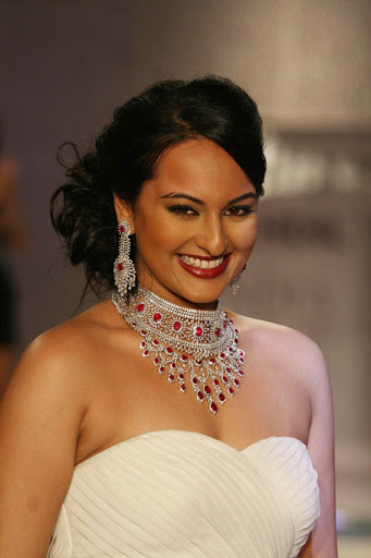 صور الفنانه الهنديه الجميله سوناكشي Sonakshi-Sinha-On-Ramp-At-HDIL-13