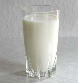 إفطر ياصائم ... تمر وحليب .. ذهب الظمأ وثبت الأجر  Milk_glass-300