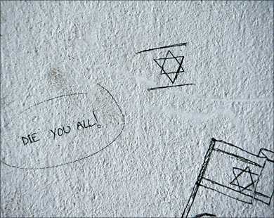 كتابات الجنود الصهيونية على منزل بغزة ... Write2