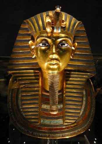 جولة سياحية داخل المتحف المصرى King-tut-mask-wp-gfdl