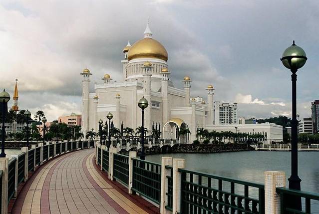 اجمل مساجد Mosque-in-brunei-sultan-omar-ali-saifuddin-mosque-3