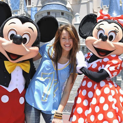 Te sigo amando despues de todo..! (JoeyYo... y.?) - Pgina 2 Miley-cyrus-disney-world-07