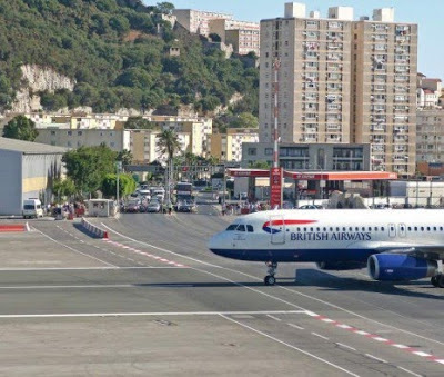 مطار جبل طارق به مدرج طائرات بالشارع.. ادخل لترى !! Gibraltar-airport-4