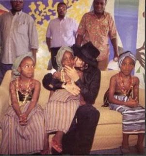 Michael em sua visita a Africa em 1992 Africa3