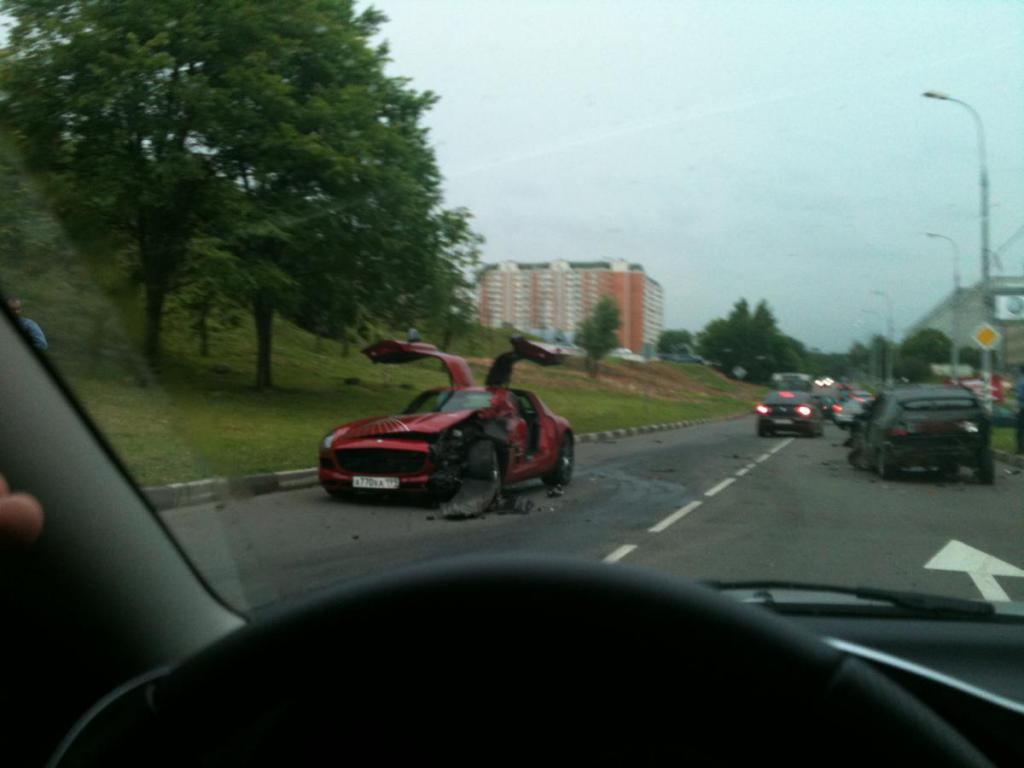 صور حادث سيارة Mercedes-SLS-AMG-Crash-Russia-5